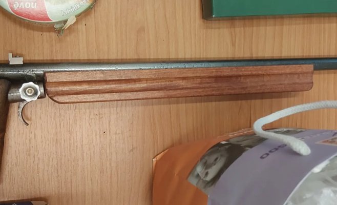 Женщина на Высочине принесла в полицию три пакета патронов и самодельное оружие