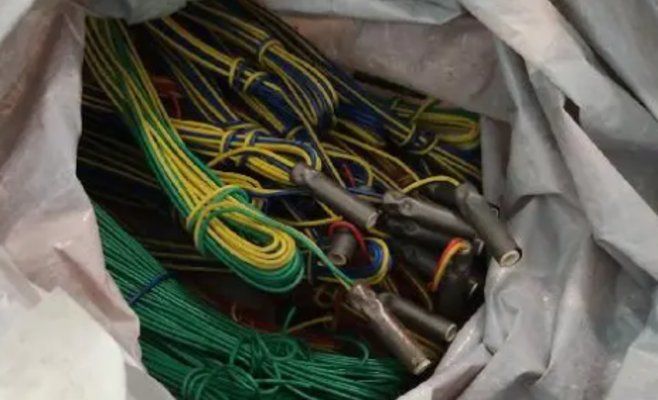 Женщина на Высочине принесла в полицию три пакета патронов и самодельное оружие