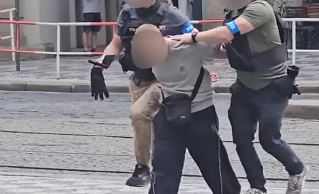 Полицейские в Праге по ошибке скрутили случайного парня, пока настоящий мошенник водил их за нос неподалеку
