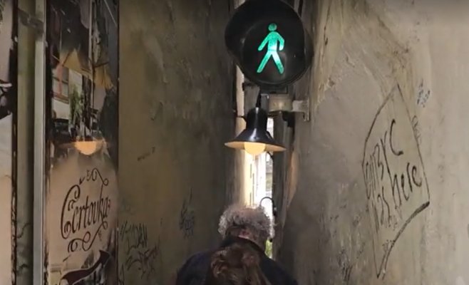 Самая узкая улочка Праги, оснащенная собственным светофором, оказалась под угрозой из-за соседских войн