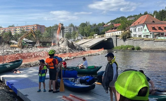 В Ческом-Крумлове байдарочники тащат лодки мимо экскаваторов, а иногда и вовсе блуждают среди машин