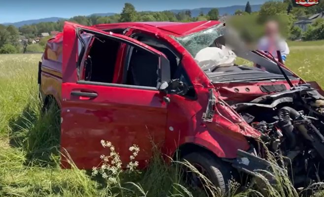 Вылетел через лобовое стекло угнанного Mercedes, а в больницу отправился на вертолете: помощь вызвала сама машина