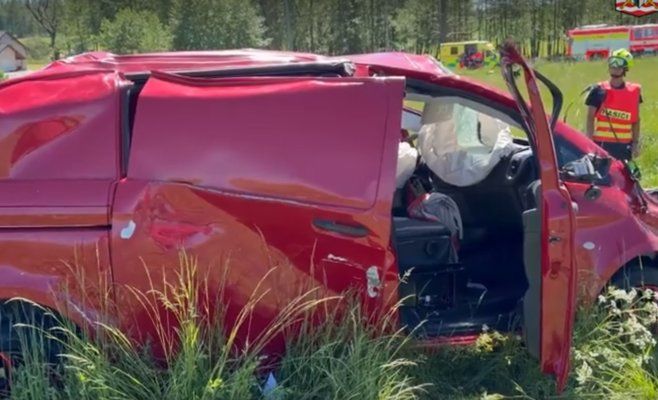 Вылетел через лобовое стекло угнанного Mercedes, а в больницу отправился на вертолете: помощь вызвала сама машина