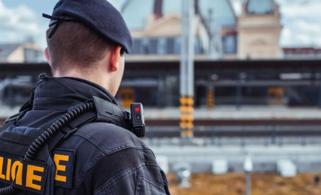 Полиция выследила поездного агрессора: он схватил девушку за шею в купе и начал ее ощупывать