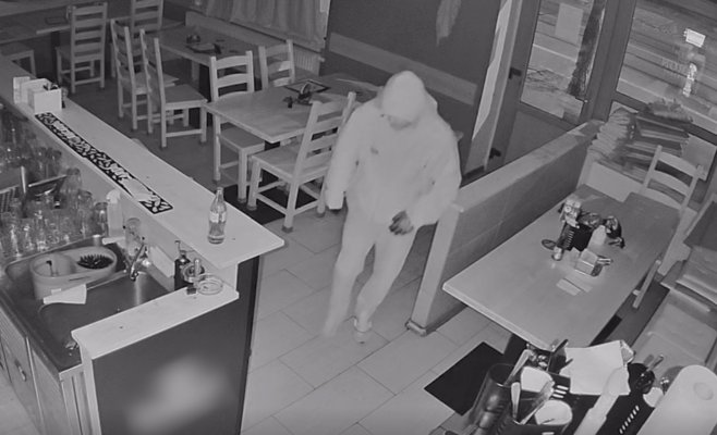 В Праге мужчина обокрал 20 заведений, взламывая двери пистолетом для забоя скота