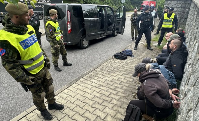 На учениях в Гаррахове полиция задержала трех южноамериканцев без виз