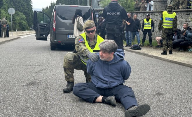 На учениях в Гаррахове полиция задержала трех южноамериканцев без виз