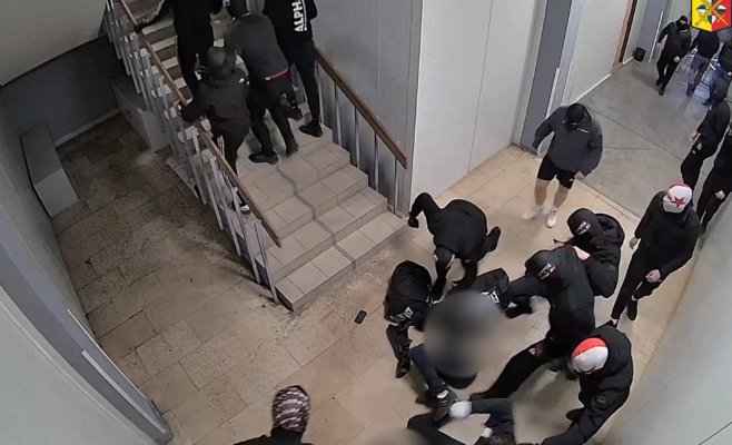 Жестокое избиение, удары ногами по лежачим и прыжки на голову: полиция разыскивает футбольных хулиганов с шокирующего видео