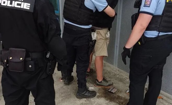 Бездомный с мачете угрожал персоналу на территории больницы в Усти-над-Лабем