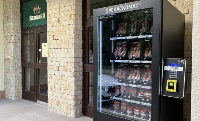 Не хватает только горчицы и шампура: в Гумпольце появился автомат по продаже шпикачек прямо рядом с пивным магазином