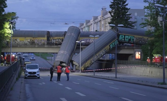В Мюнхене два грузовых вагона рухнули с эстакады прямо на проезжую часть