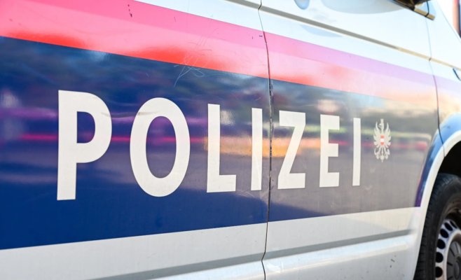 Пожилая женщина-водитель случайно въехала в ресторан в Австрии прямо в толпу чешских школьников