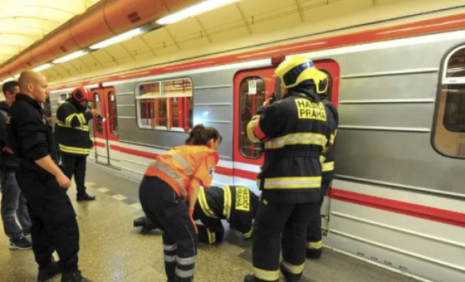 В Праге молодой человек бросился под поезд метро и получил тяжелые травмы