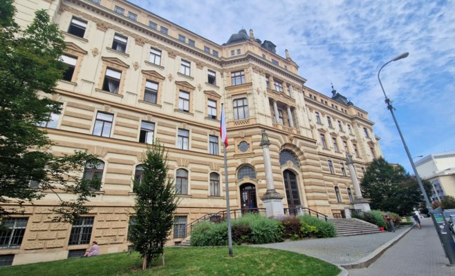 Адвокат из Брно продавал наркотики и проносил клиентам в тюрьму телефоны: теперь он сам отправится за решетку