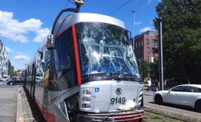 В Праге грузовик перевернулся на бок после столкновения с трамваем