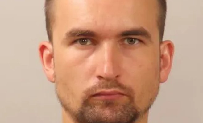 Мужчина бегал голым по Праге и перелез через забор детского сада: полиция ищет свидетелей