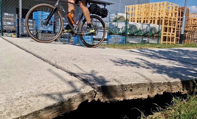 Жара расколола велодорожку под Злином: бетонные плиты взлетели вверх на 40 сантиметров