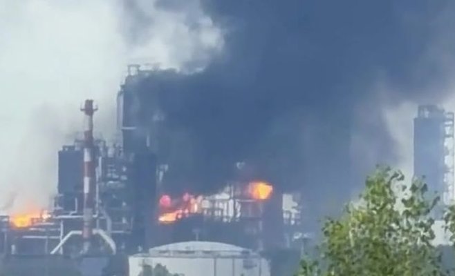 Крупнейший в России нефтезавод в Омске остановлен после атаки