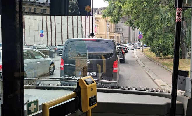 Автомобили блокируют автобусы-заменители метро на Пражской магистрали, пассажиры жалуются на «ад»