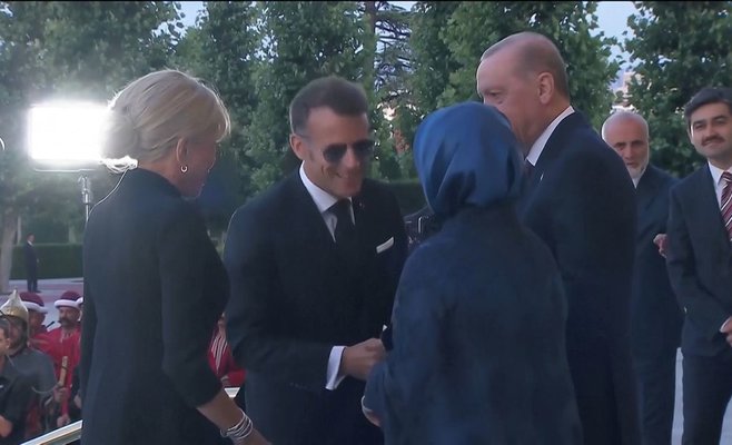 Поцелуй руки или нет? Жест Макрона на встрече с женой Эрдогана взорвал соцсети