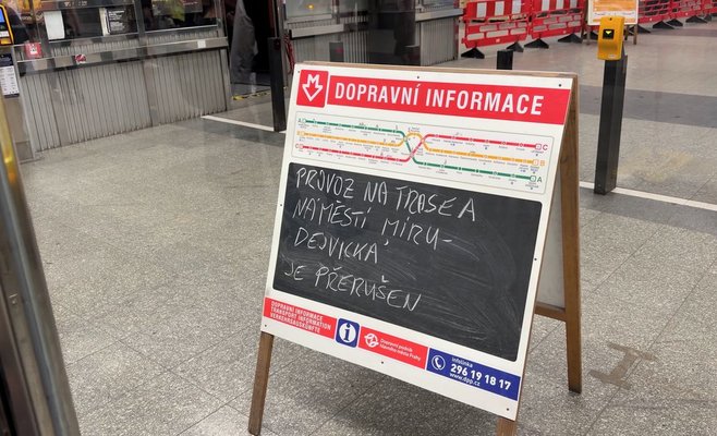 В Праге на станции метро «Музеум» молодой человек упал под поезд и получил тяжелые травмы