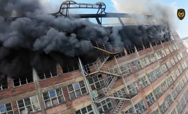 В Злине загорелось высотное здание бывшего завода «Свит»: объявлен наивысший уровень тревоги, огонь охватил склад обуви Васки