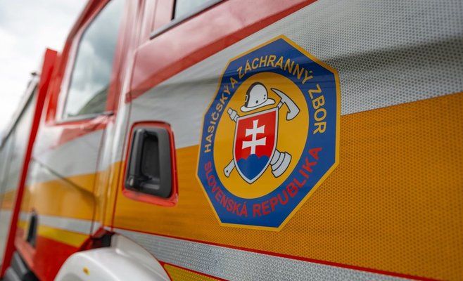 На востоке Словакии подростки забрасывают камнями пожарных и разбивают их технику
