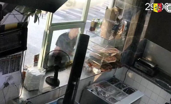 «Закажем пиццу, а вы стойте на стрёме»: пражанин разбил дорожным знаком витрину киоска — и нашёл там только муляжи еды