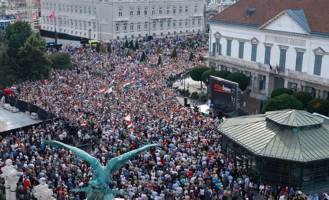 В Будапеште тысячи людей вышли на протест с требованием вернуть Орбана к власти