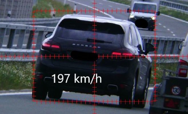 На чешской автомагистрали D35 водители разогнались почти до 200 км/ч и лишились прав