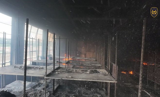 Пожар в легендарном заводском корпусе в Злине: ущерб превысил полмиллиарда крон, здание грозит обрушением