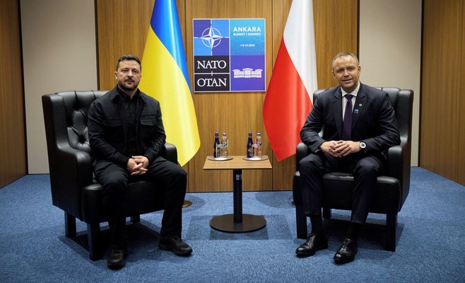 Спор о Волыни не утихает: Европарламент осудил Зеленского за переименование части в честь УПА