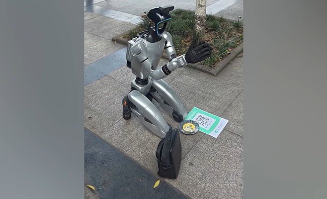 В Китае на улице заметили робота-попрошайку, который просил денег на подзарядку