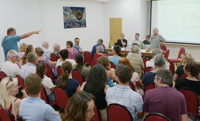 В Кийове противники ветряков сорвали дискуссию свистками и криками ещё до её начала
