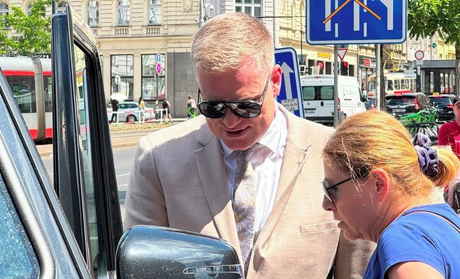 В центре Праги легковушка столкнулась с машиной скорой помощи, перевозившей кровь и биоматериал