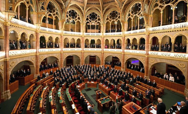 Венгрия отстраняет президента: парламент одобрил поправку в конституцию, направленную против Шуйока