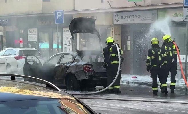 На Виноградах в Праге сгорел легковой автомобиль, движение было перекрыто в обе стороны