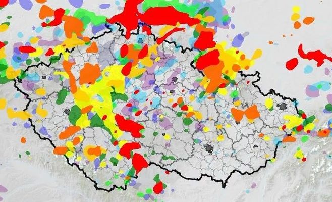 Чехию накрывают грозы с ливнями: синоптики не исключают суперячейки и град