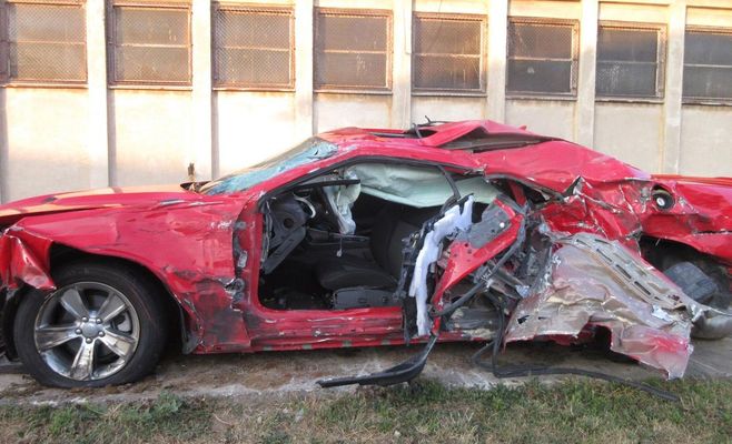 Под Брно спортивный Dodge на скорости гонялся с другой машиной и врезался в грузовик