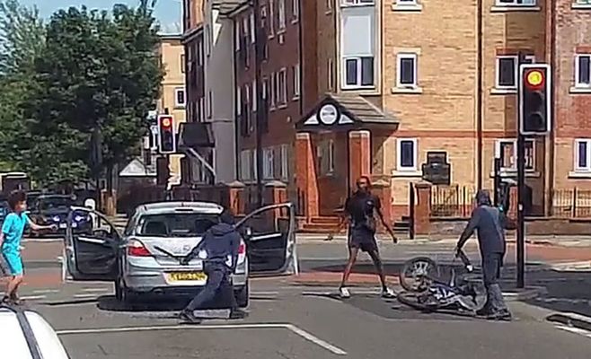 В Манчестере велосипедисты с мачете напали на автомобиль — водитель и пассажир отбились тем же оружием