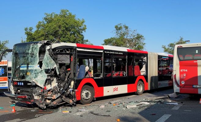 Под Лидице столкнулись два автобуса: пострадали двенадцать пассажиров