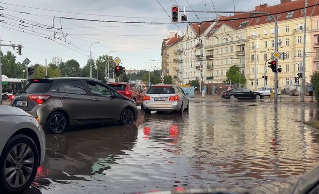 Суперячейка обрушилась на Брно: наводнения в центре города, десятки выездов пожарных