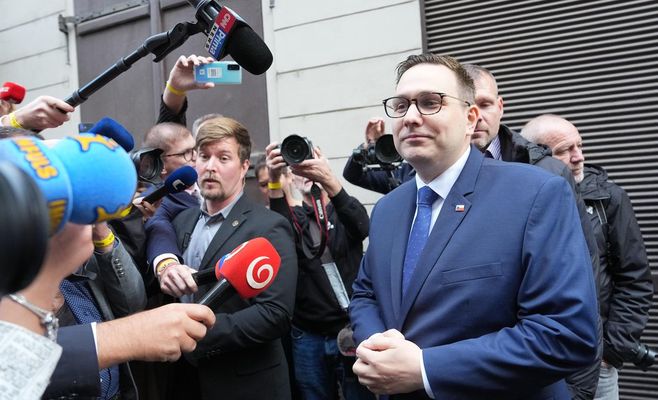 Окамура не должен ехать в Китай на фоне задержания чеха — считает Липавский