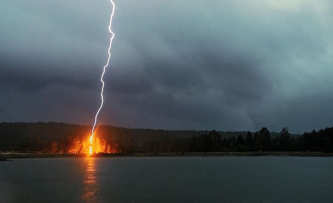 Мобильный телефон не притягивает молнию: эксперт развеял миф и объяснил, как вести себя во время грозы