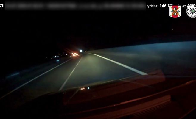 Полиция Чехии ищет свидетелей опасной погони под Мостом