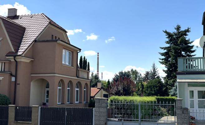 «Такого смрада никогда не было»: жители Кралуп уже месяцами страдают от химического запаха из-за завода Orlen Unipetrol