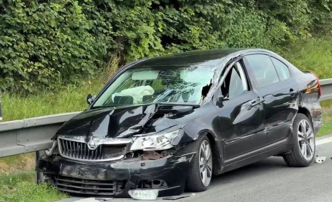 На трассе D1 вспыхнул микроавтобус, за ним произошла массовая авария — движение на Брно перекрыто