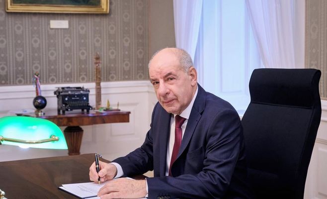 Президент Венгрии подписал изменения в конституцию и досрочно покидает пост