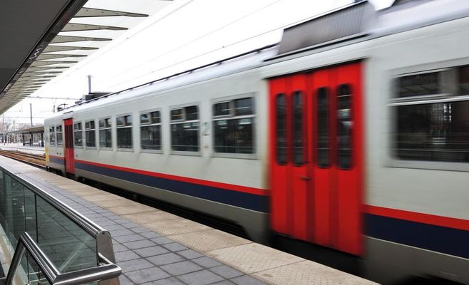 В Германии пьяный пассажир устроил драку в поезде — сотрудник железной дороги выпал на ходу из вагона на скорости 120 км/ч