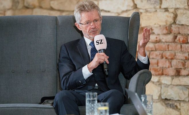 Выстрчил: у чешской оппозиции должен быть свой кандидат в президенты, а Павела поддержат только во втором туре